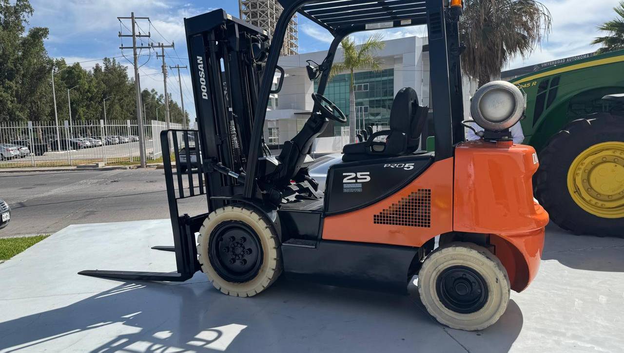 MONTACARGAS DOOSAN