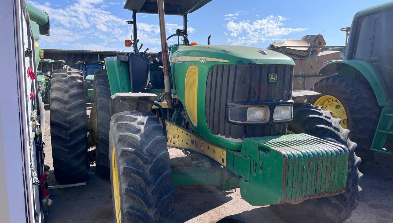 JOHN DEERE 7520